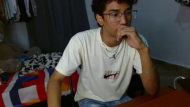 Snapshot of harrytwink18 chatting on February 16, 2026, 9:11 pm harrytwink18 online show from February 16, 2026, 9:11 pm