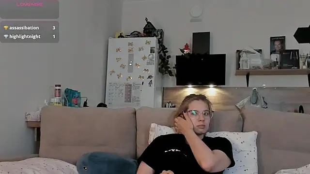 Snapshot of Girl_alone_home chatting on June 5, 2026, 4:08 am Girl alone home online show from June 5, 2026, 4:08 am