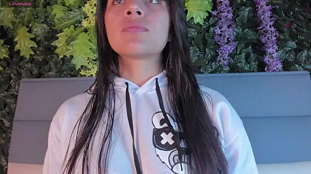 Snapshot of Sophy_SmileSweet chatting on January 8, 2025, 11:43 am Sophy SmileSweet online show from January 8, 2025, 11:43 am