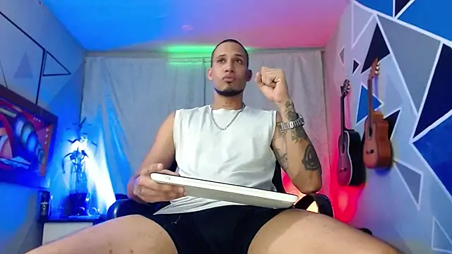 Snapshot of MagnusFrost chatting on February 4, 2026, 7:31 pm MagnusFrost online show from February 4, 2026, 7:31 pm