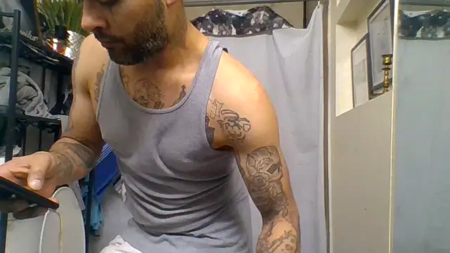 Snapshot of Houstonslong1 chatting on January 15, 2025, 5:50 am Houstonslong1 online show from January 15, 2025, 5:50 am