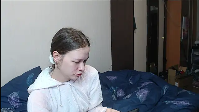 leila bambi  online show from March 13, 2025, 5:50 pm