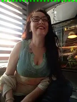 Snapshot of CamilleDesire chatting on March 9, 2025, 4:55 pm CamilleDesire online show from March 9, 2025, 4:55 pm