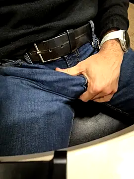 alessandroman2114 online show from December 17, 2025, 5:52 pm