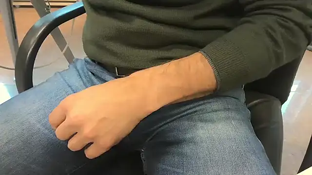 alessandroman2114 online show from April 10, 2026, 4:55 pm