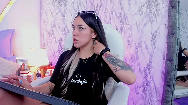 Snapshot of Athziry_ chatting on February 4, 2025, 1:23 am Athziry online show from February 4, 2025, 1:23 am