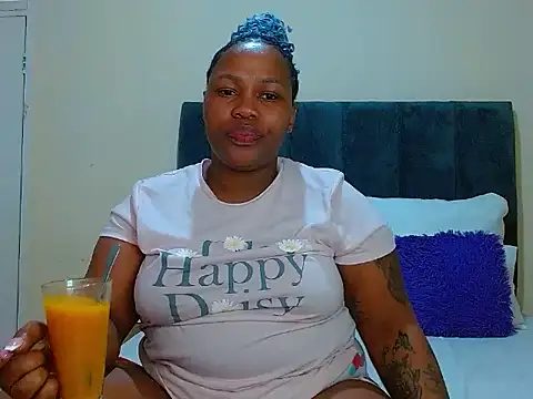Snapshot of curvycloe1 chatting on November 2, 2025, 4:37 am curvycloe1 online show from November 2, 2025, 4:37 am