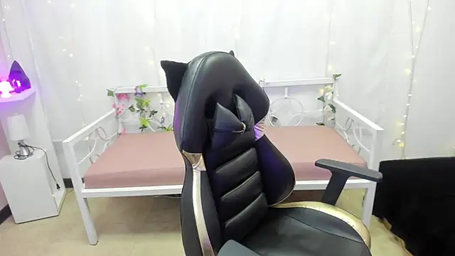 chica Hetfield online show from February 8, 2025, 2:38 pm