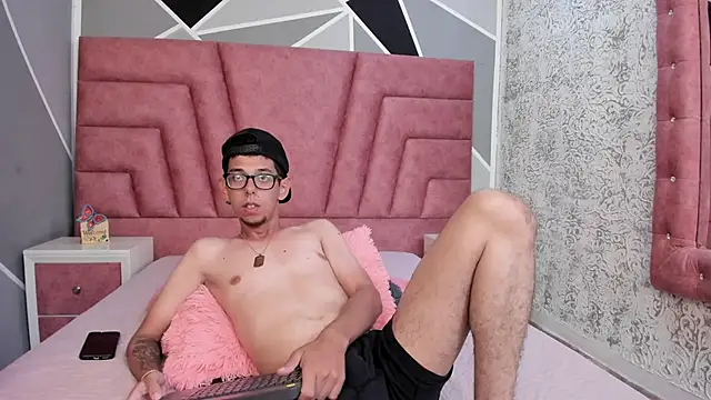 Derek and Skarlet online show from January 8, 2025, 6:41 pm