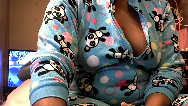 Snapshot of EbonyFetishQueen chatting on November 11, 2025, 4:40 pm EbonyFetishQueen online show from November 11, 2025, 4:40 pm