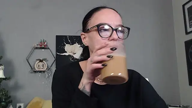 Snapshot of IzabelllNoir chatting on December 19, 2025, 6:42 am IzabelllNoir online show from December 19, 2025, 6:42 am