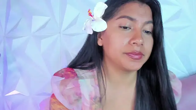 LinnaGardenia online show from February 6, 2025, 1:21 pm