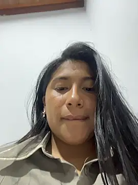 LinnaGardenia online show from April 18, 2026, 1:53 am