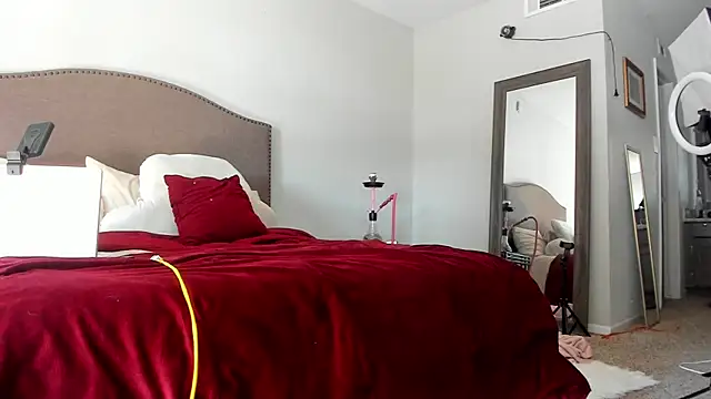 yiauana online show from September 28, 2025, 5:29 pm