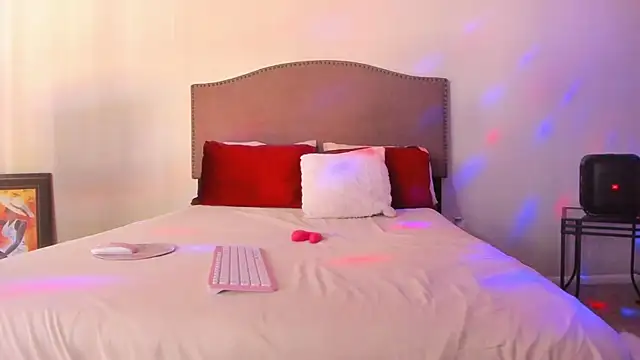 yiauana online show from December 13, 2025, 7:53 pm