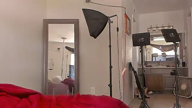 yiauana online show from March 25, 2026, 6:47 pm