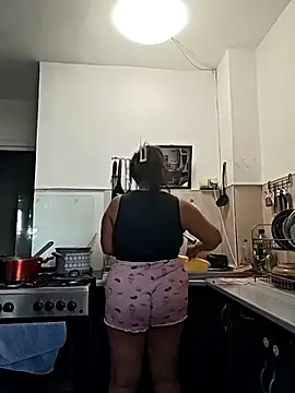 AvaLloyd online show from September 22, 2025, 1:24 pm