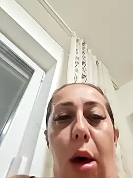 AvaLloyd online show from October 11, 2025, 2:44 am