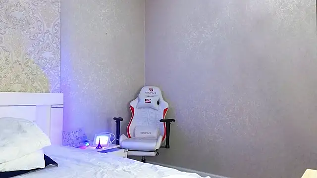 Diana Moon  online show from December 5, 2025, 10:35 am