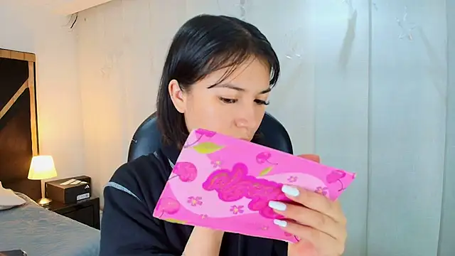 lina bedoya  online show from February 17, 2026, 11:50 am