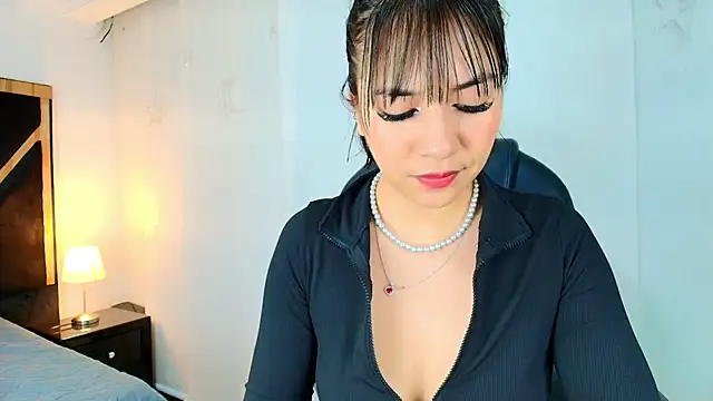 lina bedoya  online show from May 27, 2026, 11:51 am