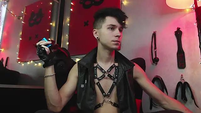 Joseph  Quinn online show from January 10, 2025, 11:43 am