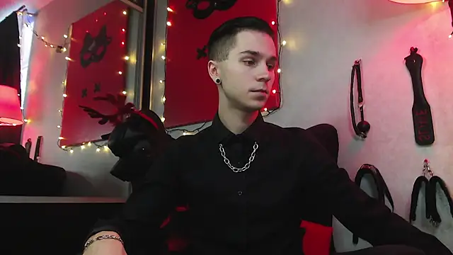 Joseph  Quinn online show from January 12, 2025, 10:12 am