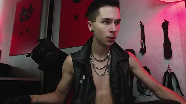 Joseph  Quinn online show from January 18, 2025, 10:49 am