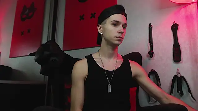 Joseph  Quinn online show from January 28, 2025, 12:22 pm