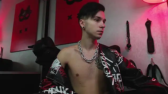 Joseph  Quinn online show from February 3, 2025, 7:51 am