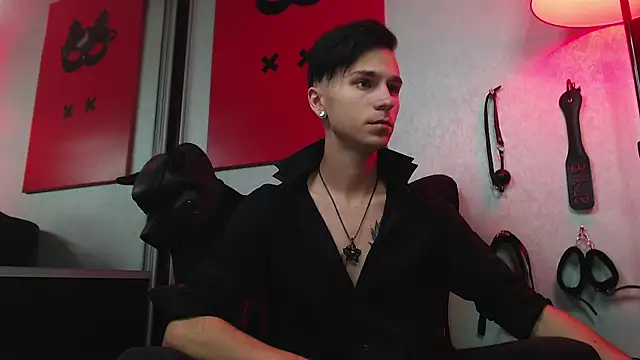 Joseph  Quinn online show from March 7, 2025, 11:18 am