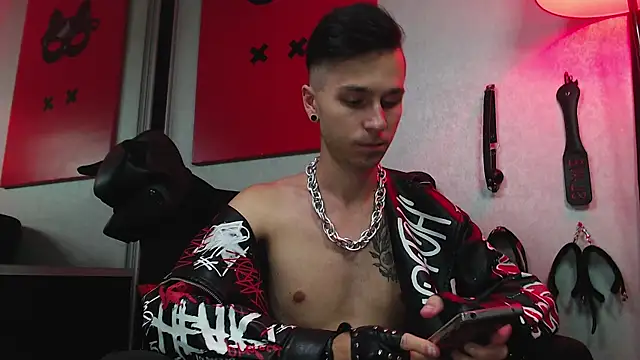 Joseph  Quinn online show from March 10, 2025, 2:16 pm