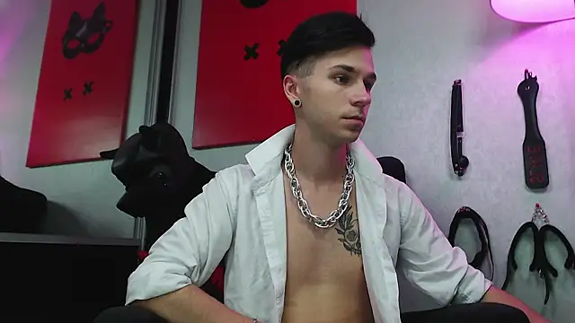 Joseph  Quinn online show from March 18, 2025, 11:08 am