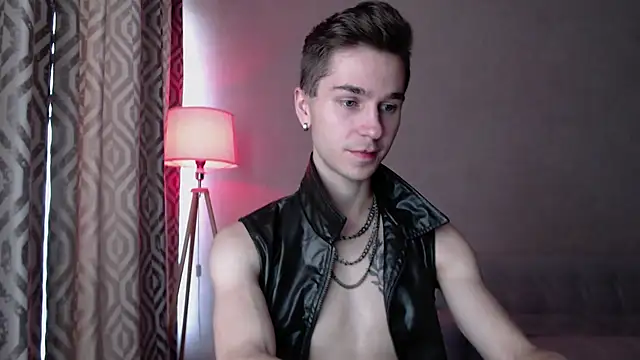 Joseph  Quinn online show from October 3, 2025, 8:22 am