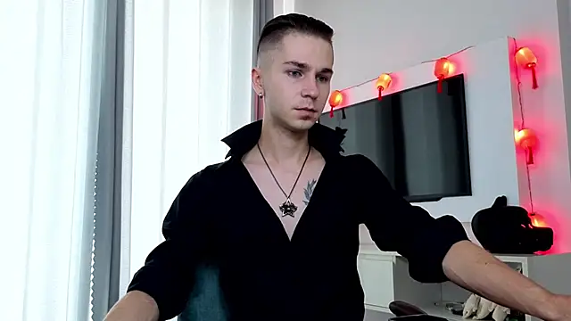 Joseph  Quinn online show from April 11, 2026, 4:28 am