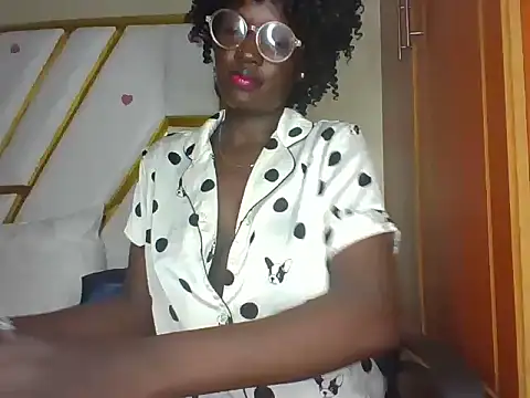 cutesmiling online show from March 13, 2025, 5:18 pm