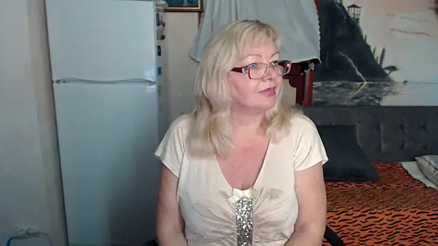 Snapshot of EvelynLoveShy chatting on October 9, 2025, 9:46 pm EvelynLoveShy online show from October 9, 2025, 9:46 pm