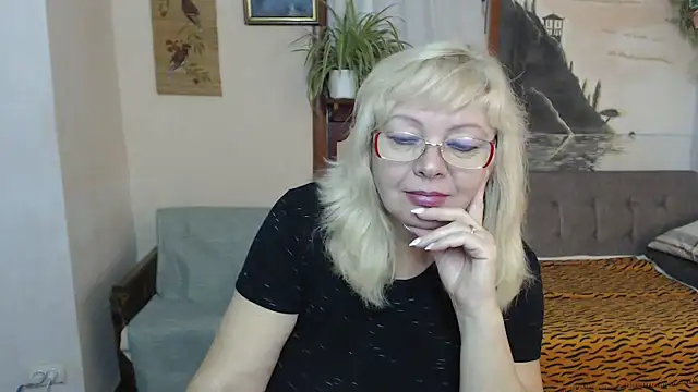 Snapshot of EvelynLoveShy chatting on October 30, 2025, 7:03 pm EvelynLoveShy online show from October 30, 2025, 7:03 pm