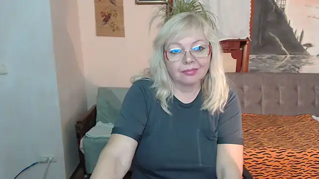 Snapshot of EvelynLoveShy chatting on November 6, 2025, 9:37 pm EvelynLoveShy online show from November 6, 2025, 9:37 pm