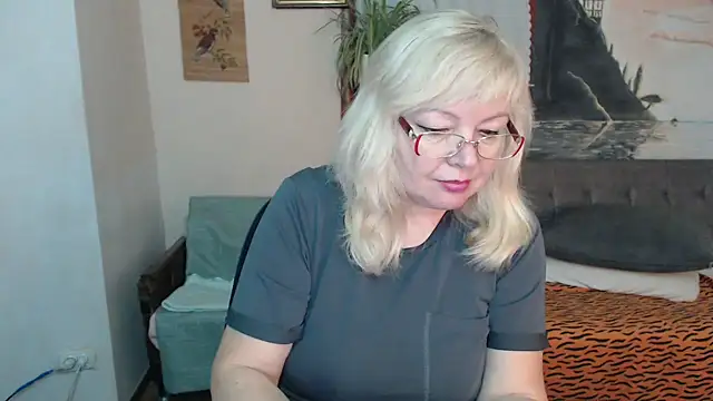 Snapshot of EvelynLoveShy chatting on November 7, 2025, 5:02 pm EvelynLoveShy online show from November 7, 2025, 5:02 pm