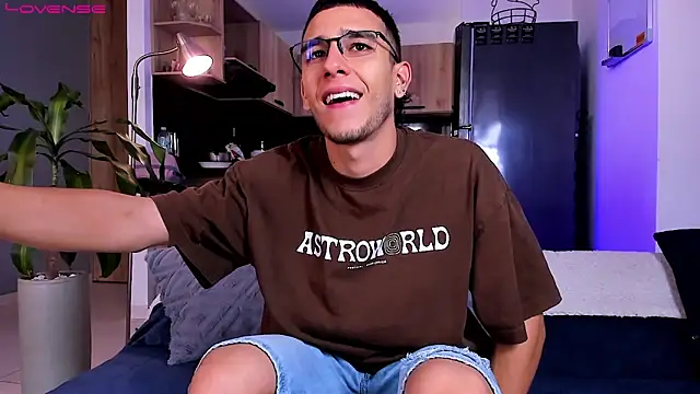 Snapshot of SymonPrince chatting on October 3, 2025, 6:49 pm SymonPrince online show from October 3, 2025, 6:49 pm