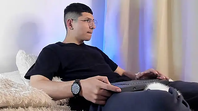 a lejandro 0 8 online show from January 26, 2025, 4:41 am