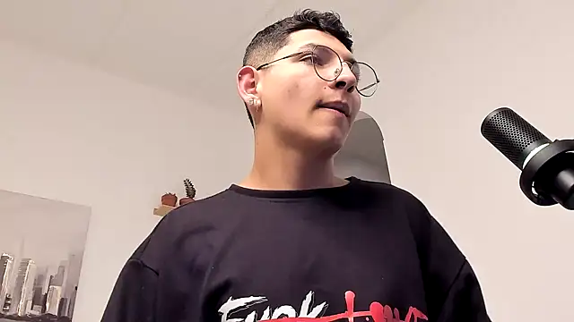 a lejandro 0 8 online show from March 7, 2025, 10:10 pm