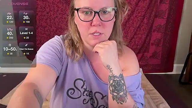 Snapshot of GlitterKitty108 chatting on November 2, 2025, 2:19 pm GlitterKitty108 online show from November 2, 2025, 2:19 pm