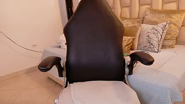 lia mariana online show from October 20, 2025, 6:19 pm