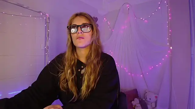 Giia paiige18 online show from October 31, 2025, 3:07 am