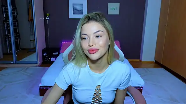 EmmyMills online show from January 24, 2025, 10:08 pm