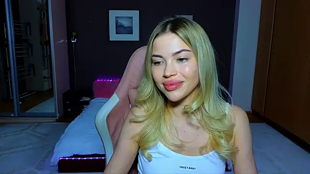 EmmyMills online show from February 20, 2025, 9:42 pm