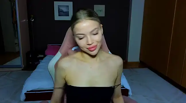 EmmyMills online show from March 4, 2025, 7:01 pm