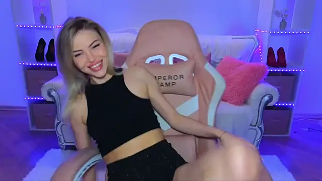 EmmyMills online show from October 17, 2025, 9:06 pm